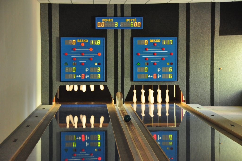 dve kolkové dráhy vedľa seba, kolky ktoré podávací stroj pripravuje na hod