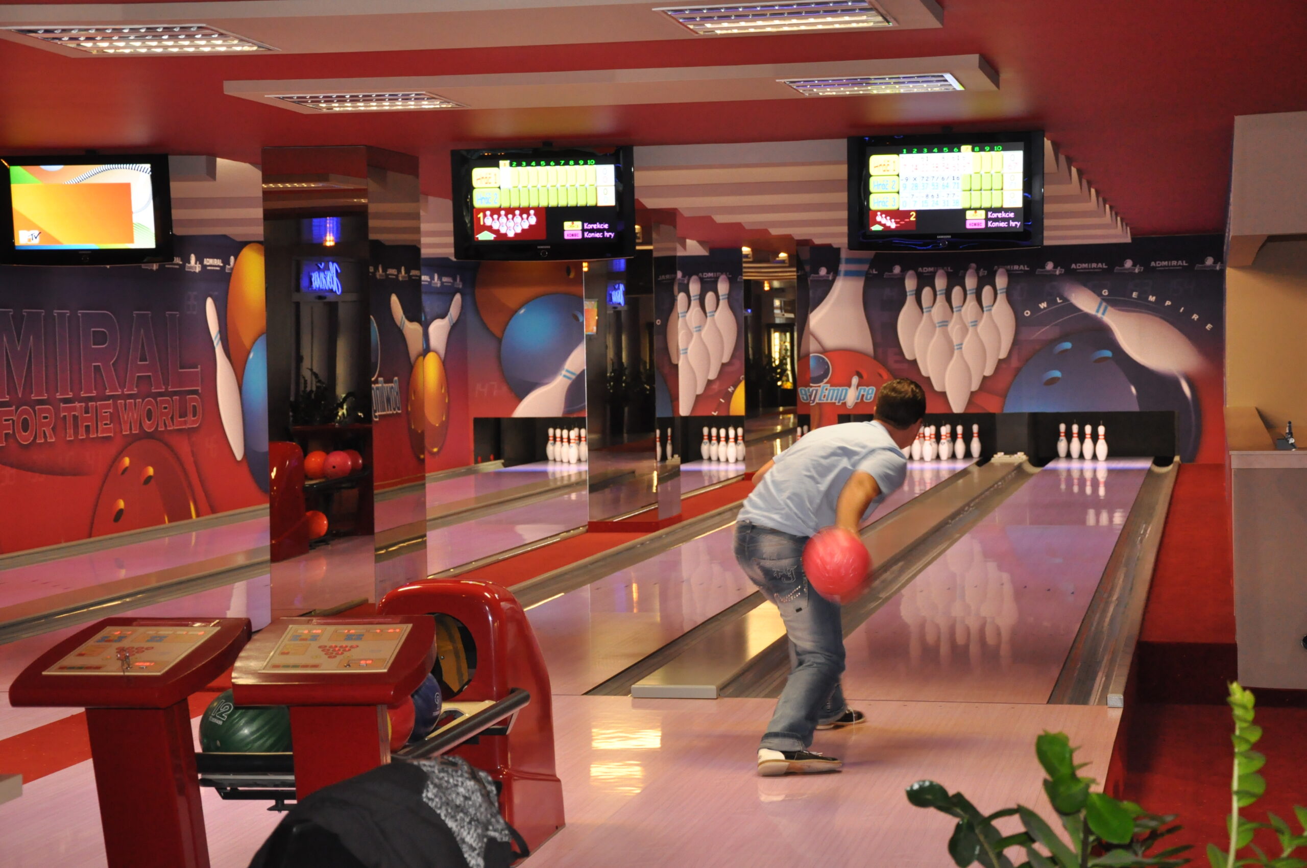 Sme výrobca bowlingových dráh, ktorý spája moderné technológie, precízne spracovani