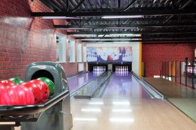 záber na celú bowlingovu dráhu, nová inštalácia dráhy pre podnik